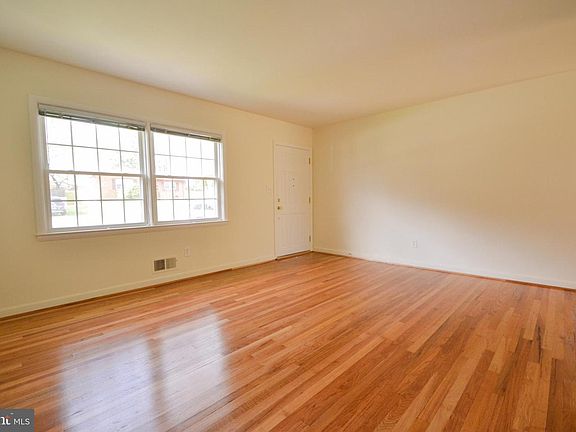 3rd image of 135 W Chestnut Hill Ln