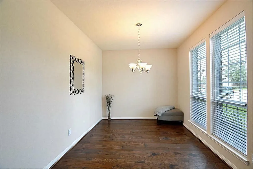 4 bed, 2.5 bath, 2559 sqft, $2,500 — Photo 2