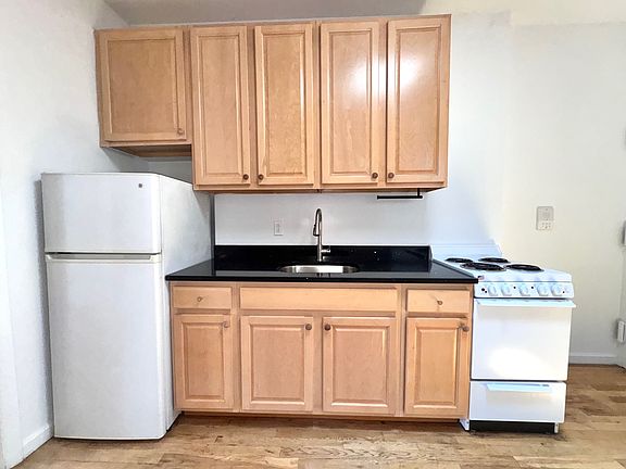 5th image of 206 E 6th St APT 13