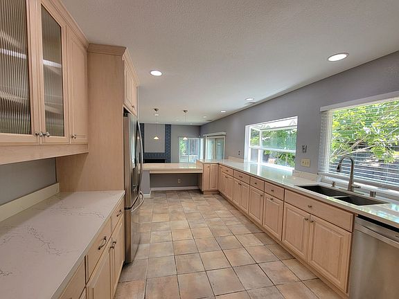 3rd image of 45185 Onondaga Dr