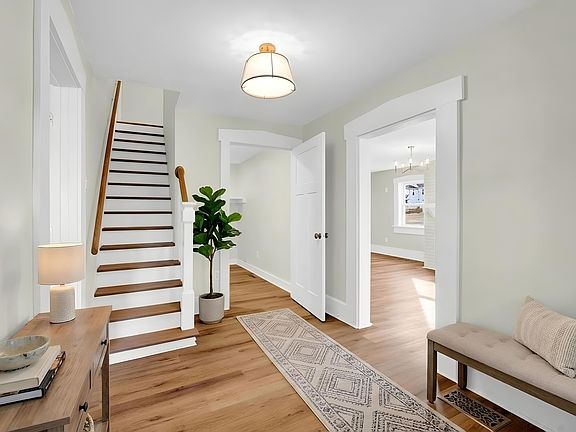 4th image of 225 E Jackson St