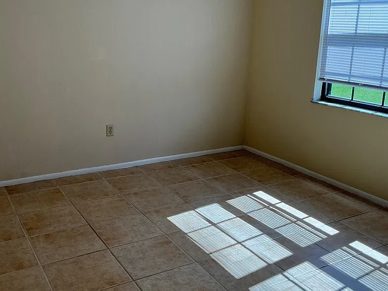 1537 SE Arenson Ln — Photo 6