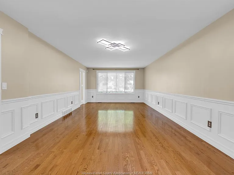2823 Garvey Cres — Photo 9