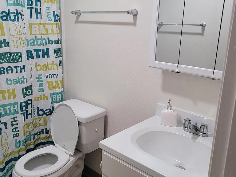 The Oaks Apartments — Photo 9