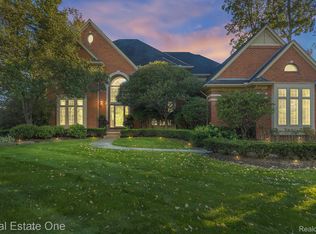 6957 Oakhurst Ridge Rd, Clarkston, MI 48348