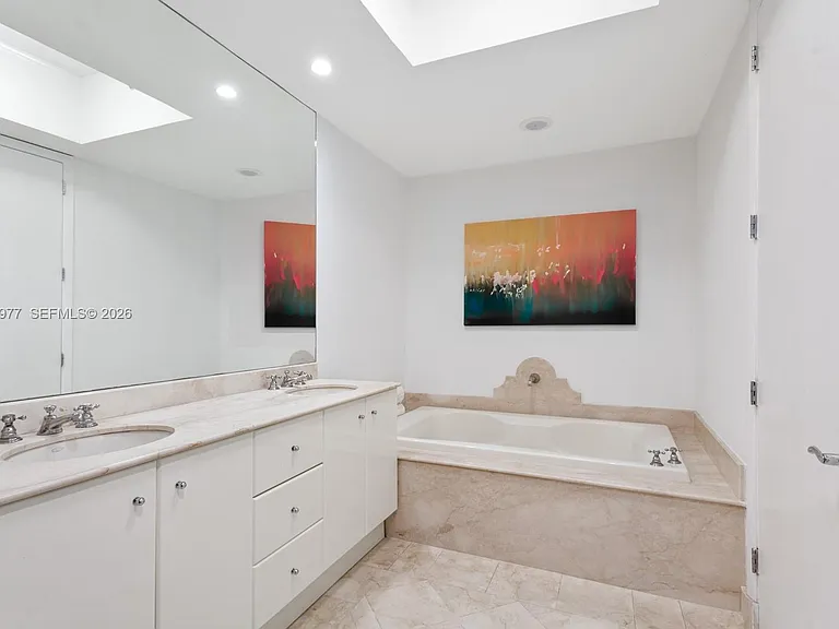 100 S Pointe Dr #1001 — Photo 8