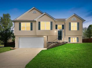 61 Village Circle Dr, Winfield, MO 63389