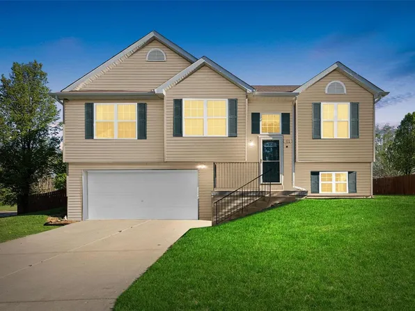 61 Village Circle Dr, Winfield, MO 63389