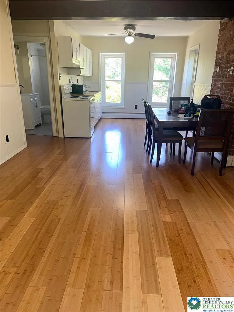 2 bed, 692 sqft, $1,950 — Photo 3