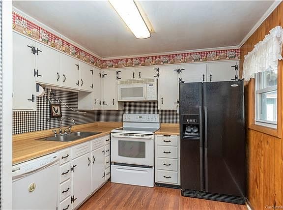 3rd image of 99 Norman St
