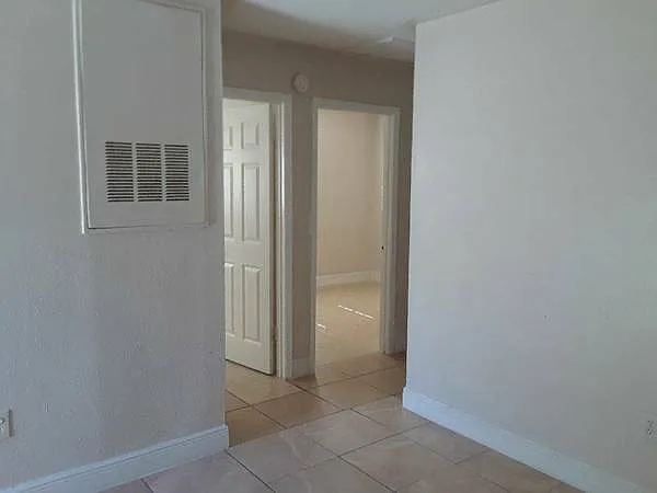 3 bed, 1000 sqft, $1,900 — Photo 3