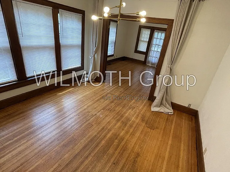 537 E 11th St #1 — Photo 6