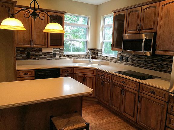 4th image of 1 Wolfe Creek Ct