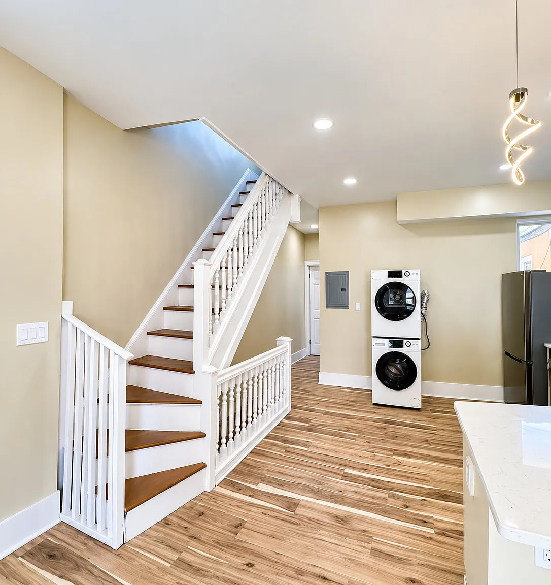 Second-Floor 3-Bedroom Apartment with Water Included — Photo 4