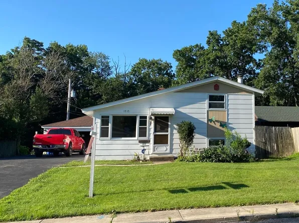 1717 Queens Ct, Carpentersville, IL 60110