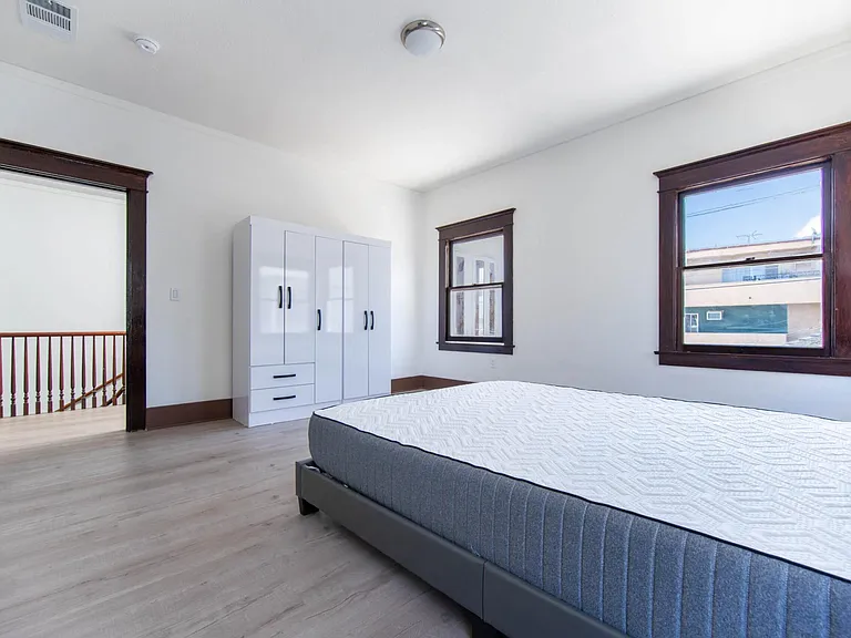 438 S Serrano Ave — Photo 6