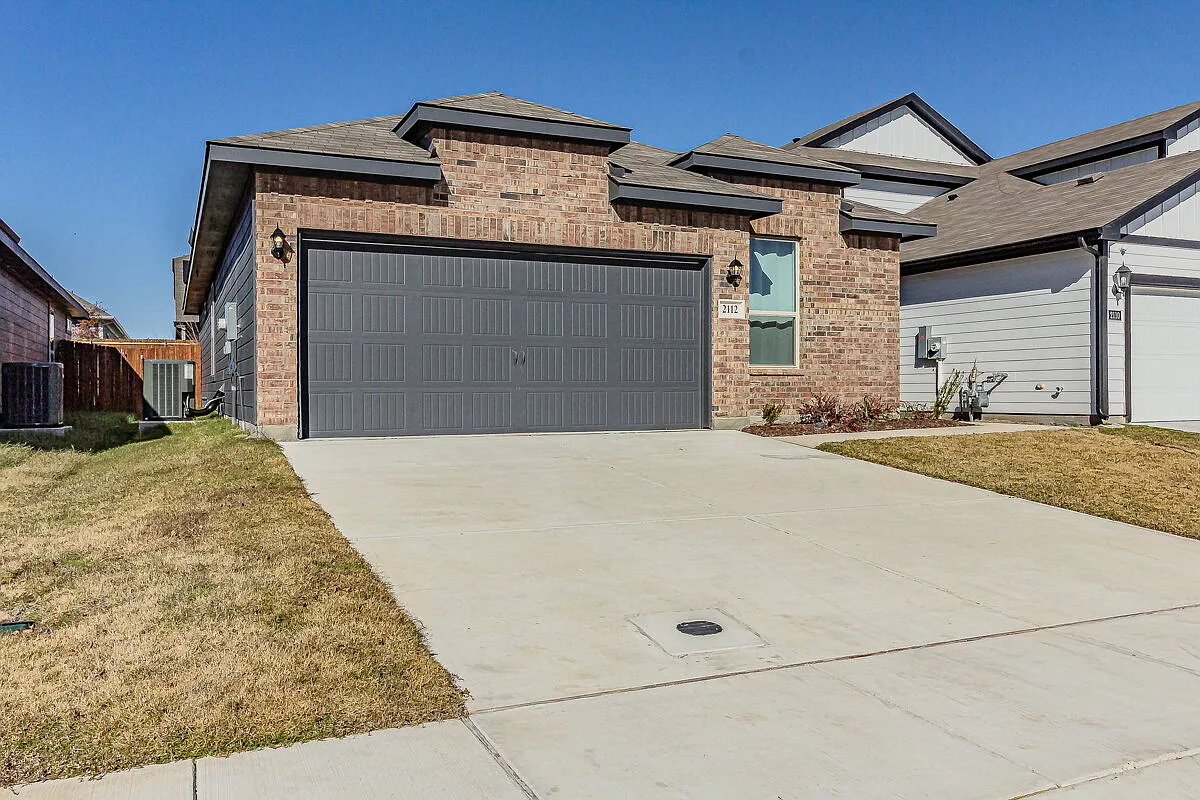 3 bed, 2.0 bath, 1424 sqft, $2,050 — Photo 2