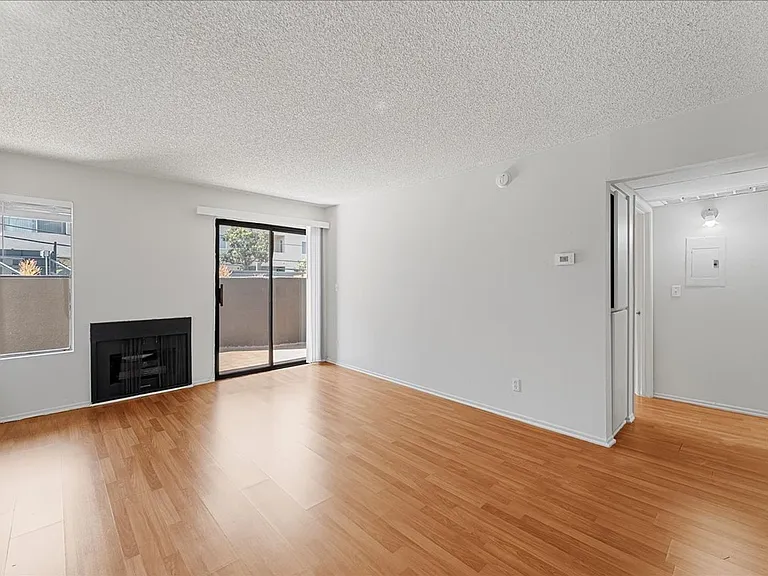 2433 Barry Ave #107 — Photo 2