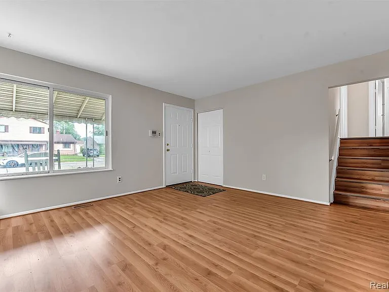 8211 Carrousel Blvd — Photo 11