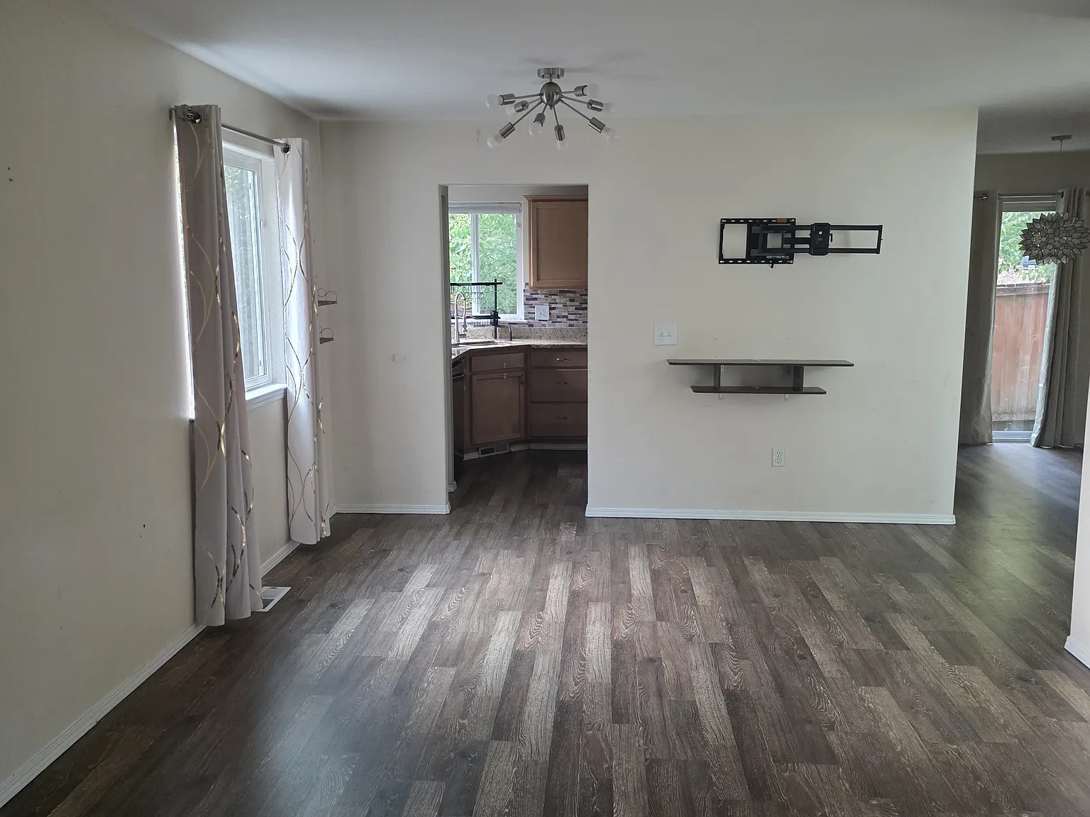 4 bed, 2.5 bath, 1827 sqft, $3,600 — Photo 2