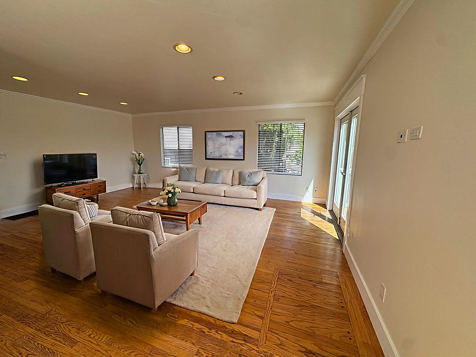 Beautiful Laguna Beach home with Pacific Ocean peek a boo views and 5 minutes to the sand. 2 bed, 2 bath, 2 car parking (1 garage)