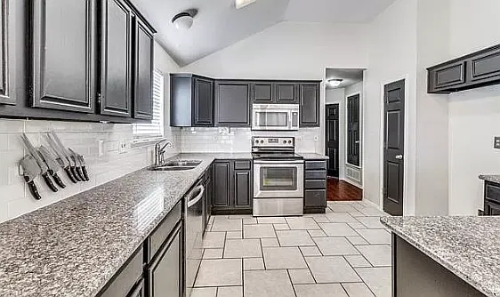 3 bed, 1700 sqft, $2,300 — Photo 2
