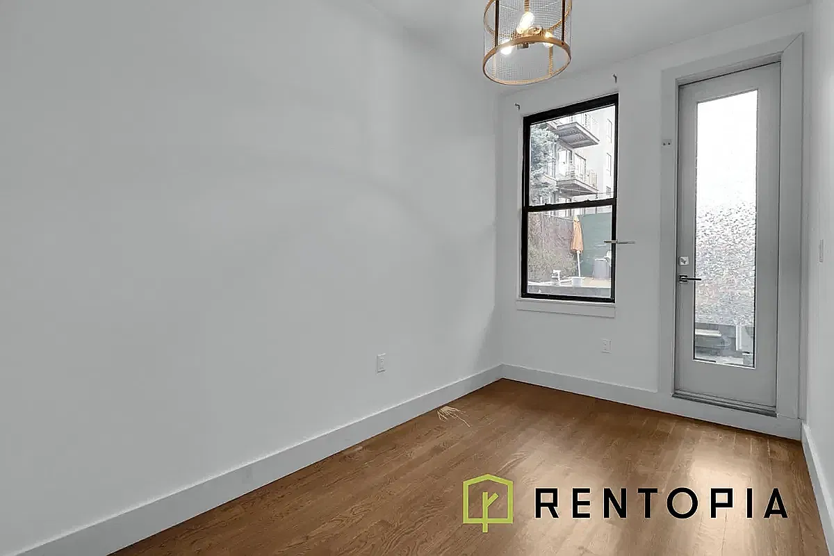 376 Graham Avenue — Photo 3