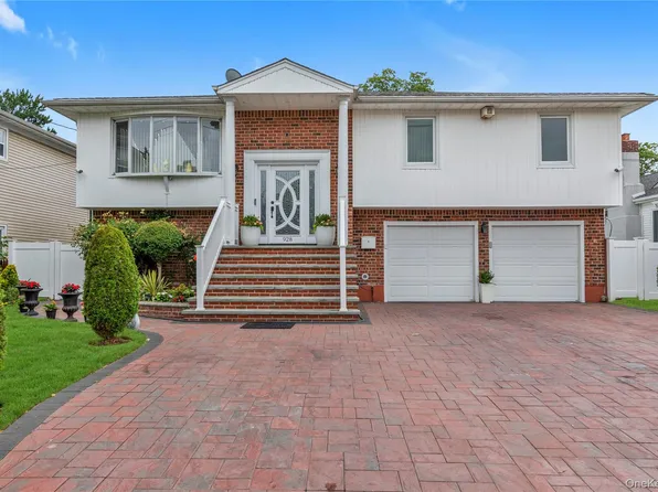 928 N Fletcher Avenue, Valley Stream, NY 11580