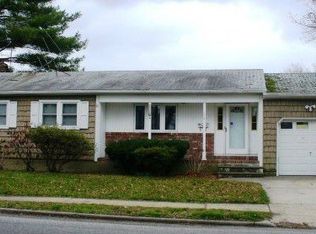173 E John St, Lindenhurst, NY 11757