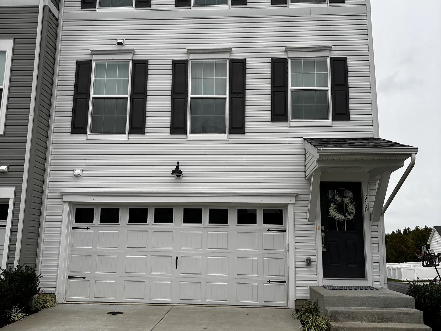 4 bed, 4.5 bath, 2850 sqft, $3,200 — Photo 1