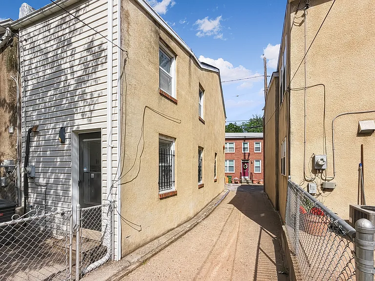 916 Bevan St — Photo 10