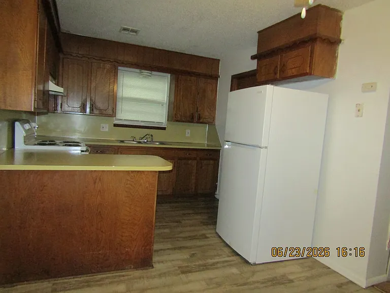 147 NE Dunlop St — Photo 25