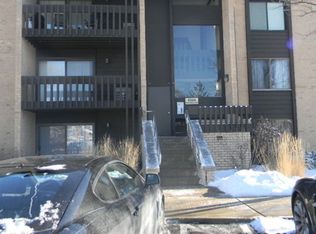 6135 Knoll Wood Rd APT 303, Willowbrook, IL 60527