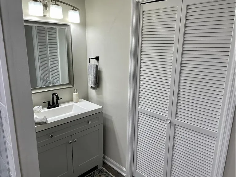2411 Castlewood Dr — Photo 16