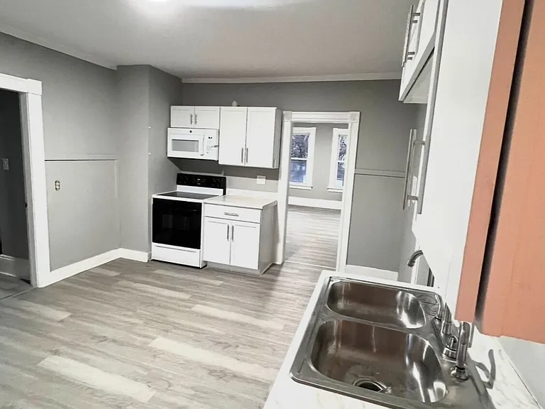 3 Oak Ave — Photo 3