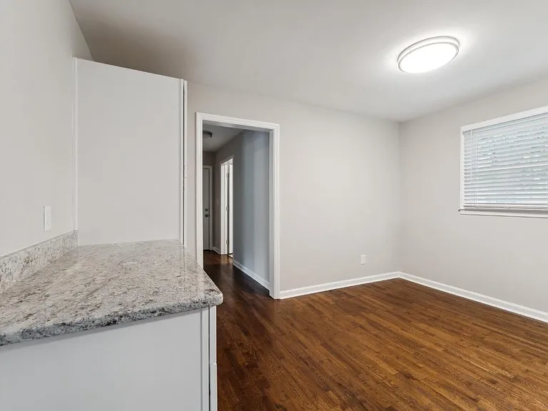 905 Clark St — Photo 6