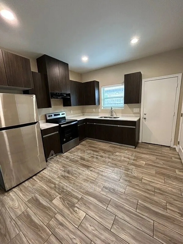 1008 W La Pointe Ave — Photo 3