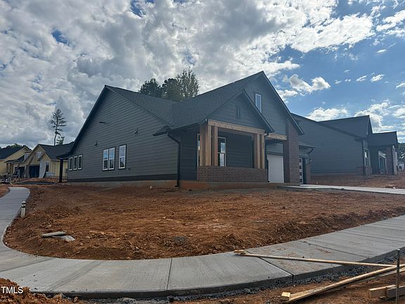 4th image of 266 Aspen Ave