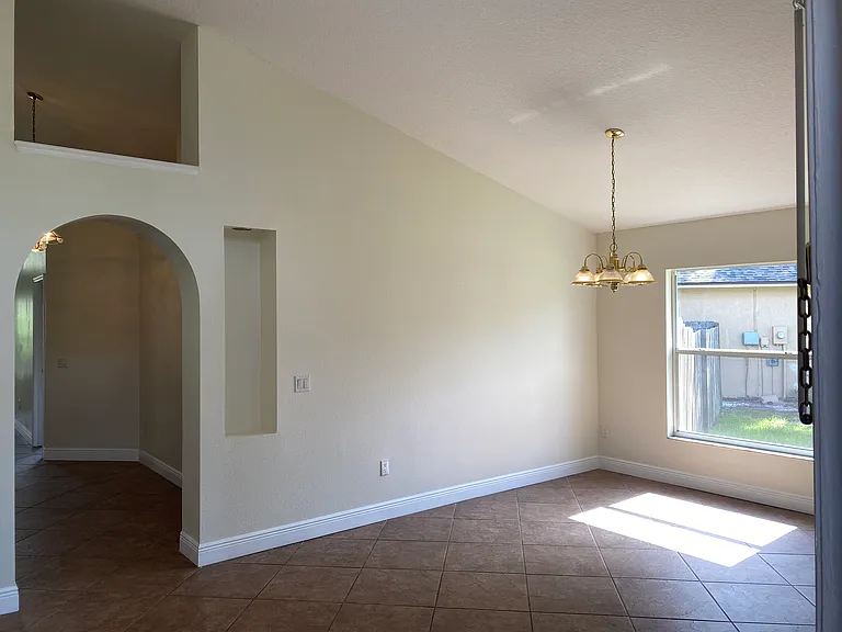 2409 Clareside Dr — Photo 2
