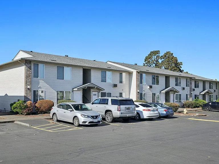 Cedar Court Apartments — Photo 8