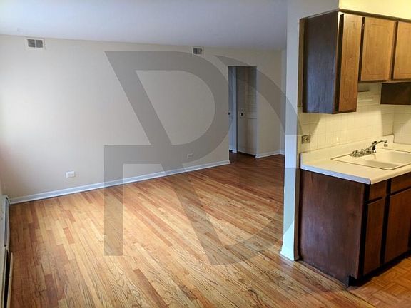 2nd image of 530 W Aldine Ave