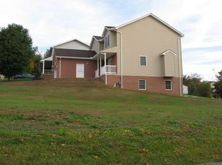 100 Hunting Ridge Dr, Greensburg, PA 15601