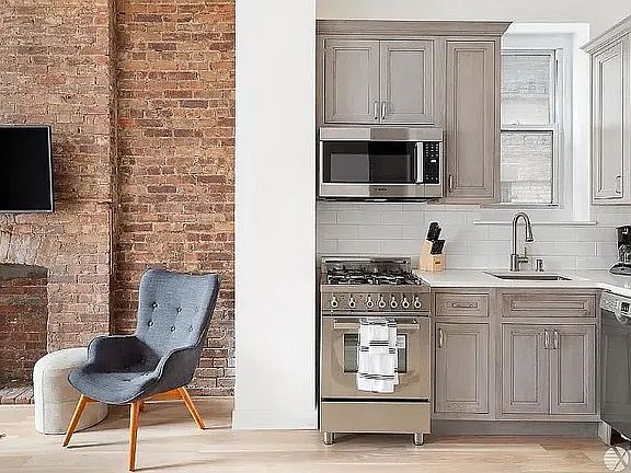 4th image of 36 W 35th St #3SF