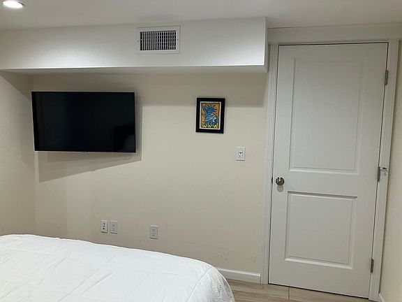 3rd image of 18 51st St #Basement