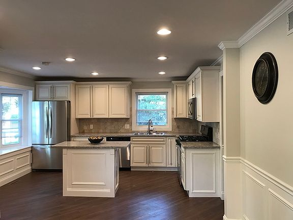 3rd image of 16664 Thornton Ave