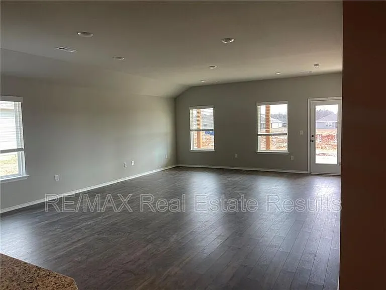 806 Comanche Dr — Photo 6