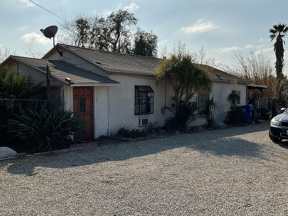 Main entrance off the driveway into a sun room/passageway to front door