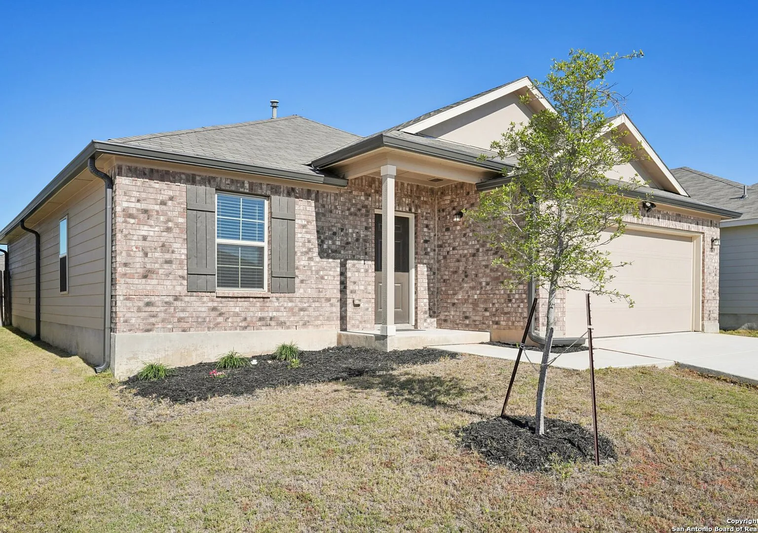 Beautiful 3 - Bedroom One Story Home in Vista Ridge Community — Photo 3