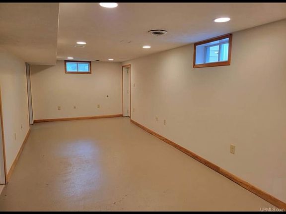 5th image of 912 Jefferson St #Basement