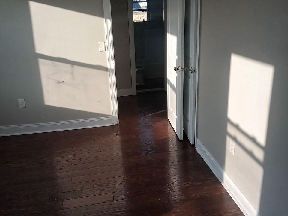 2nd image of 836 Jackson Ave #4